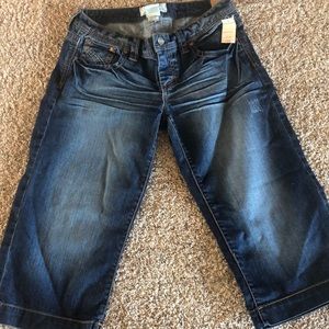 New with tags Maurices Capri jeans. Size 9–10